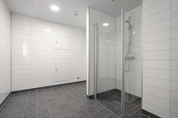 Badet er av god størrelse, og har en praktisk nisje for vaskemaskin