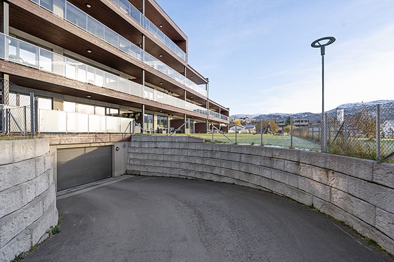 Trygg og praktisk innkjøring til felles garasjeanlegg i underetasjen