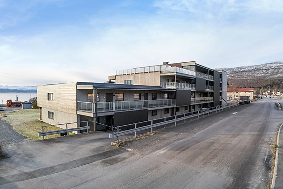 Moderne leilighetsbygg med stilren arkitektur. Her bor du sentralt i Bjerkvik, men likevel rolig. Det er kort vei til både skole, dagligvarebutikker og naturen