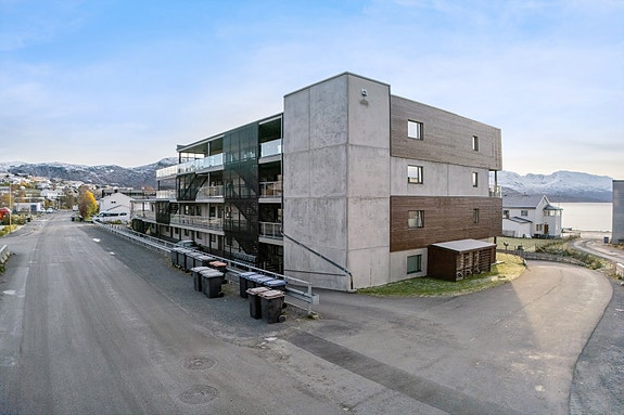 Fra eiendommen er det utsyn mot sjø og fjell - en vakker kombinasjon som gir ro og naturnær atmosfære