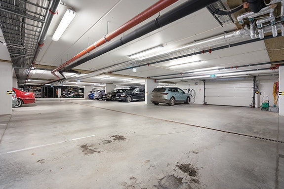 Romslig parkeringsanlegg med fast parkeringsplass