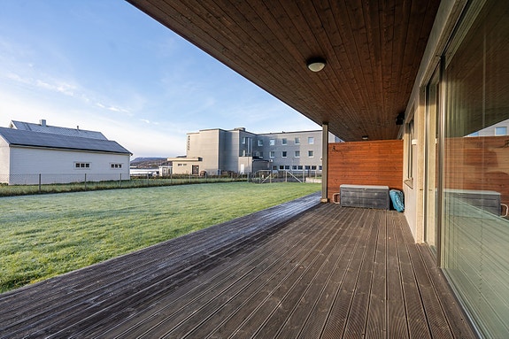 Terrassen har god plass til diverse utemøbler og grill