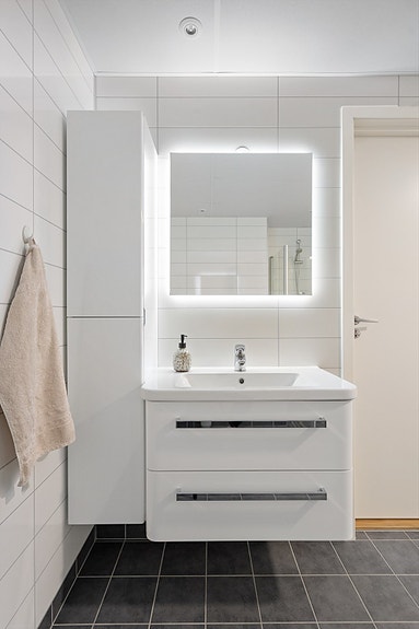 God plass for diverse baderomsartikler i vegghengt skap og baderomsinnredning