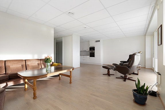 Åpen løsning mellom stue og kjøkken gir en luftig og praktisk romfølelse