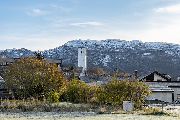 Fra eiendommen har du utsikt mot fjellene og Bjerkvik kirke - et nydelig skue året rundt med vakker natur tett på