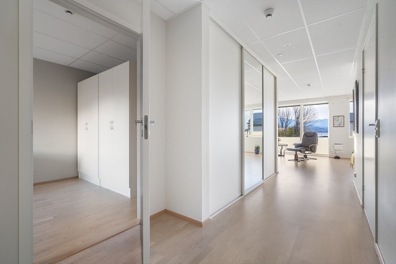 En gjennomgående planløsning gir leiligheten en luftig og åpen følelse