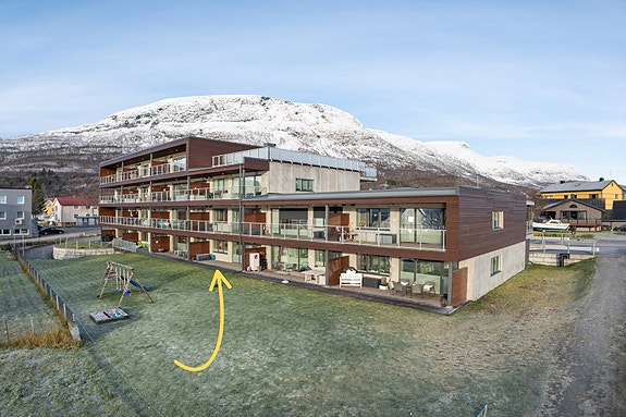 Leiligheten har en attraktiv plassering på bakkeplan med utgang til terrasse og felles grøntareal