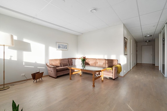 Lys og romslig stue med gode møbleringsmuligheter - her er det plass til både sofagruppe og spisebord