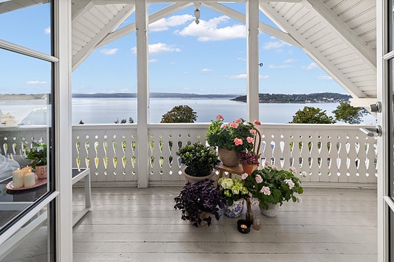 Velkommen til Villa Sofiero - Solrik, romslig og meget pen toppleilighet i flott sveitservilla | Unik fjordutsikt | Parkering