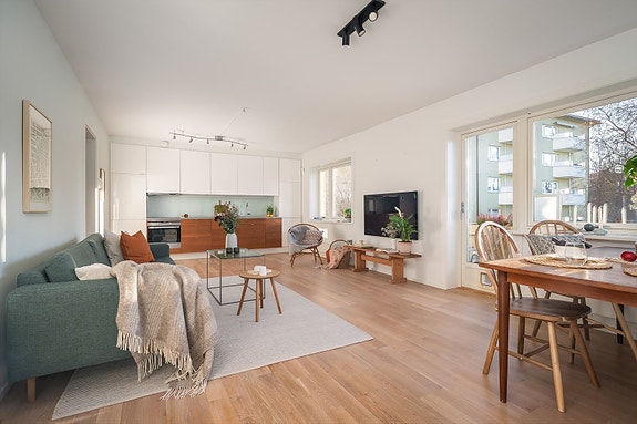 Velkommen til Edvard Griegs Allè 12! Presentert av Jeanett Gislefoss v/ EiendomsMegler1. ( Foto: Guttorm Stilén Johansen )