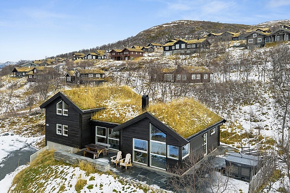Velkommen til Gudbrandslie 160B! Hytta har et gresskledd tak og en skiferbelagt uteplass på ca 50 m².