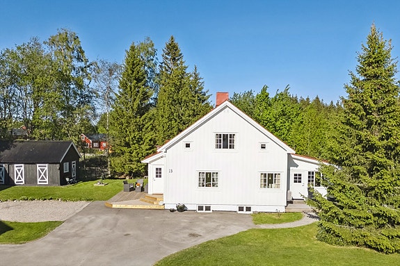 Innholdsrik familiebolig over to plan og kjeller.