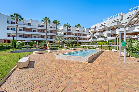 Attraktiv leilighet nær strender, restauranter og servicetilbud - Solrike uteplasser og bassengområde
