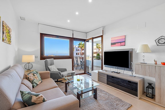 Attraktiv leilighet nær strender, restauranter og servicetilbud - Solrike uteplasser og bassengområde