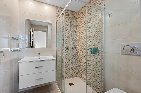 Attraktiv leilighet nær strender, restauranter og servicetilbud - Solrike uteplasser og bassengområde