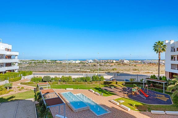 Attraktiv leilighet nær strender, restauranter og servicetilbud - Solrike uteplasser og bassengområde