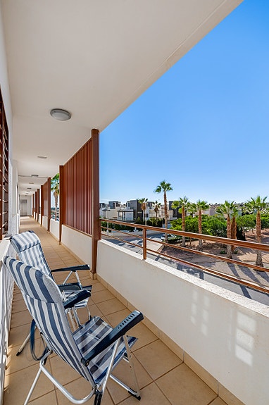 Attraktiv leilighet nær strender, restauranter og servicetilbud - Solrike uteplasser og bassengområde