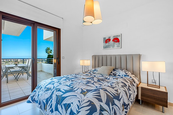 Attraktiv leilighet nær strender, restauranter og servicetilbud - Solrike uteplasser og bassengområde