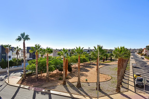 Attraktiv leilighet nær strender, restauranter og servicetilbud - Solrike uteplasser og bassengområde