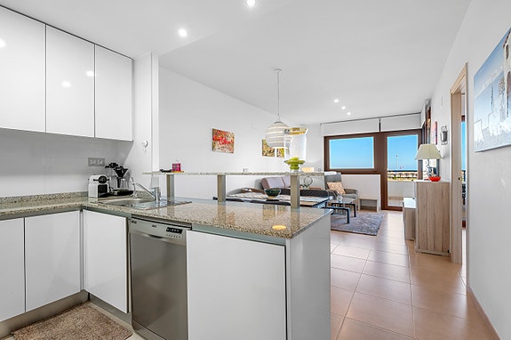 Attraktiv leilighet nær strender, restauranter og servicetilbud - Solrike uteplasser og bassengområde