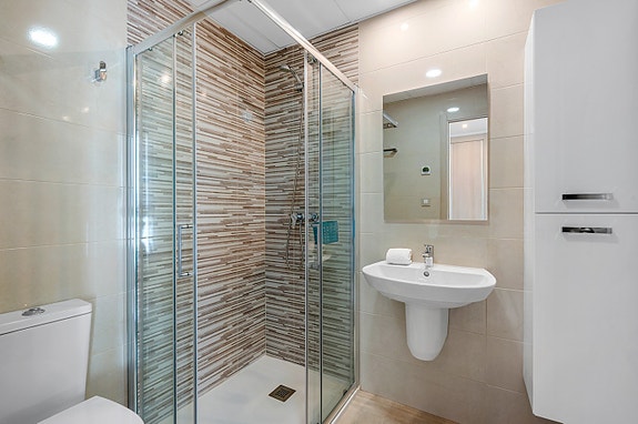 Attraktiv leilighet nær strender, restauranter og servicetilbud - Solrike uteplasser og bassengområde