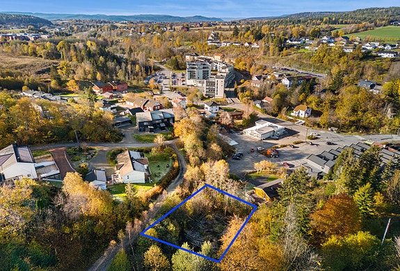 Kort gangavstand til sentrum, tog, apotek, matbutikk mm. Tomten med ca. grenselinjer.