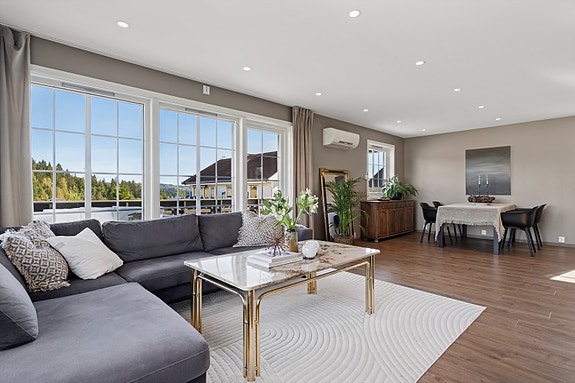 DNB Eiendom v/Maria Stokkan har gleden av å presentere Nordlandsvegen 22! En flott og innholdsrik eiendom med idyllisk og skjermet beliggenhet.