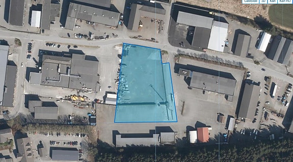 Tomten i blå, sentral plassering ved vegnettet. 6389m²