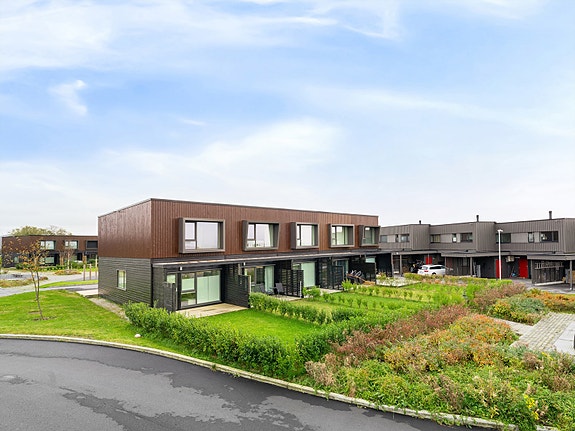 Dan Chruickshank presenterer: Lettstelt, praktisk og meget delikat rekkehus(2022) m/vestvendt terrasse/hage. Rolig. Solrikt. P-plass m/elbil-lader. Foto: Stian Dirdal.