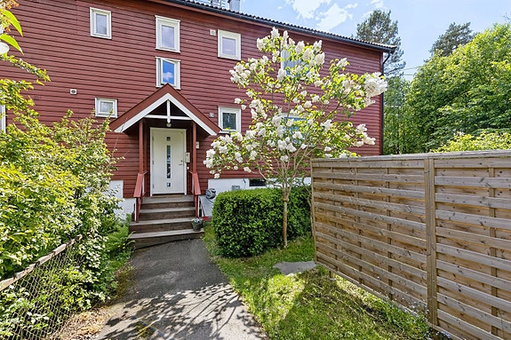 Supersentral og fin 4-roms leilighet, kan overtas snarlig dersom ønskelig for kjøper!