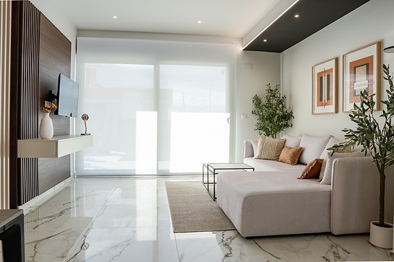 Møbler inkludert i prisen! Sørvendt villa med privat basseng | 3 soverom og 3 bad | Attraktiv beliggenhet