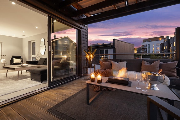 Fra stuen har du utgang til en behagelig altan på 25 m². Det er satt opp pergola med solcellepanel.