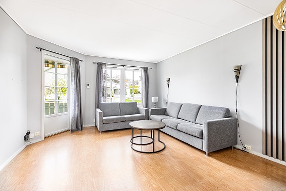 Innvendige overflater i leiligheten er hovedsakelig byggeåret. Malerarbeid er i senere år utført i de fleste rom.