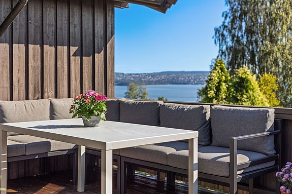 Privatmegleren Park v/ Anne Elisabeth Naper har gleden av å presentere denne flotte boligen i Hovdens vei 13!