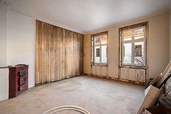 3 meter takhøyde. To doble vindusflater i stue. Foto: Z Ovenfra