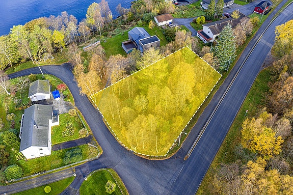 Stor boligtomt på Hasund til salgs!