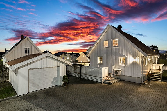Velkommen til en romslig og velholdt enebolig over tre etasjer. Foto: Art Bolig og Eiendomsfoto Lasse Henning