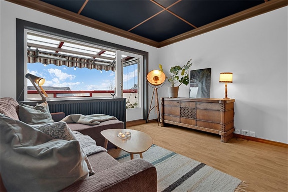 Velkommen til Rødbergveien 13b, en flott 3-roms toppleilighet med svært god intern beliggenhet!