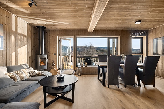 Stilfull fritidsbolig på Maurset, presentert av Proaktiv Eiendomsmegling.