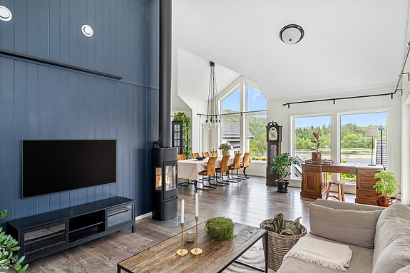 Velkommen til Ronatunet 9! Boligen har en romslig, lys og luftig stue med vinkel og flott utsikt mot Ronakilen.