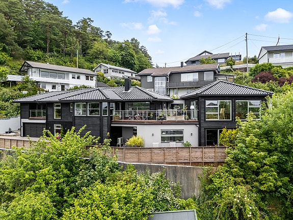 Eiendomsmegler MNEF Anita Cecilie Gabrielsen ønsker velkommen til Markeveien 66 - Flott enebolig med mange flotte løsninger.
