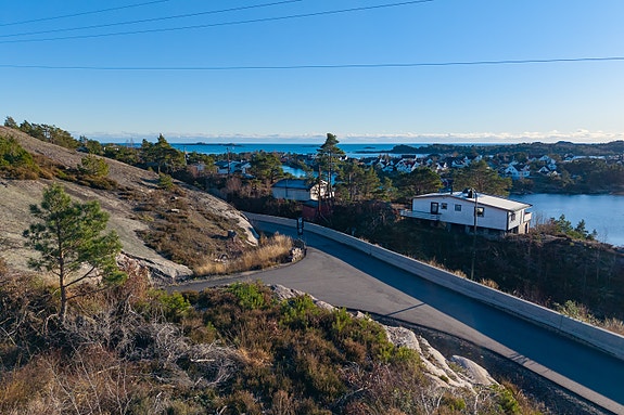Utsikt fra tomt 10. Vendt mot sjøen og med svært gode solforhold.