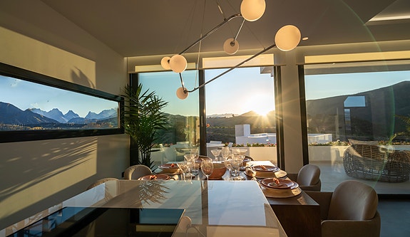 Eksklusiv 4-soveroms villa - Nøkkelferdig med takterrasse og store terrasser