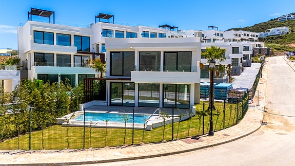 Eksklusiv 4-soveroms villa - Nøkkelferdig med takterrasse og store terrasser