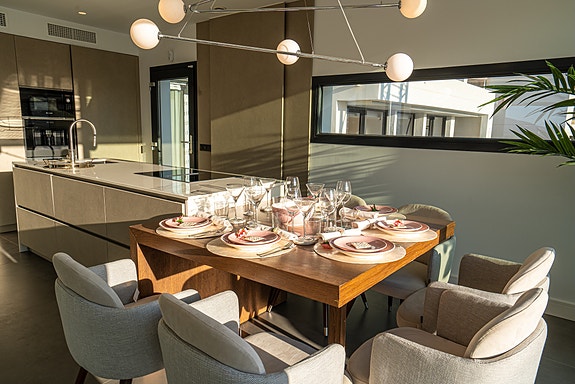 Eksklusiv 4-soveroms villa - Nøkkelferdig med takterrasse og store terrasser