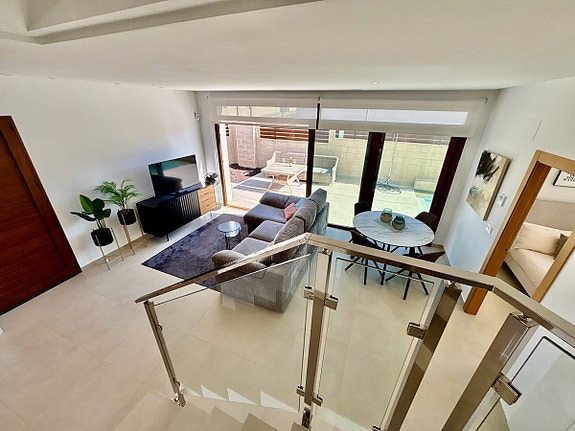 Arkitekttegnet villa på hjørnetomt - 3 soverom med en-suite og privat basseng