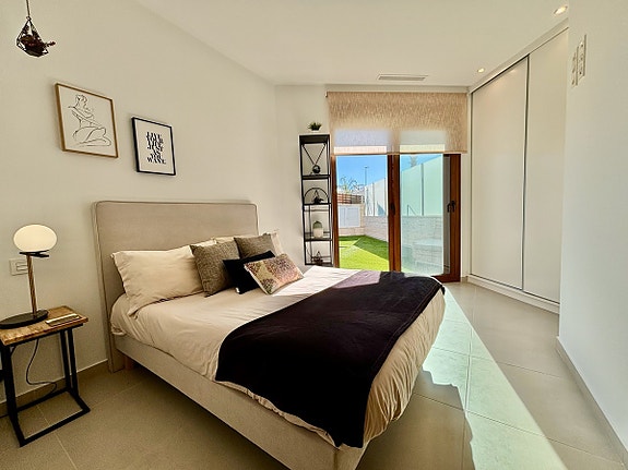 Arkitekttegnet villa på hjørnetomt - 3 soverom med en-suite og privat basseng