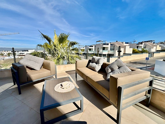 Arkitekttegnet villa på hjørnetomt - 3 soverom med en-suite og privat basseng