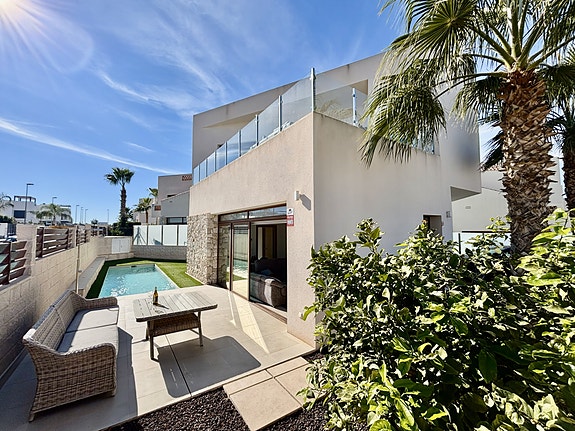 Arkitekttegnet villa på hjørnetomt - 3 soverom med en-suite og privat basseng