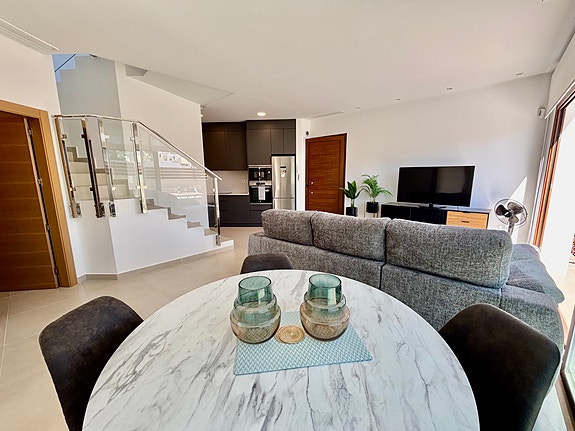 Arkitekttegnet villa på hjørnetomt - 3 soverom med en-suite og privat basseng